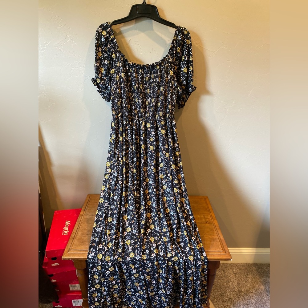 Sunflowers 🌻 beautiful dress fits me, I am a large. Superstretch.